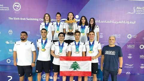 المنتخبُ اللبنانيُّ للسباحة يحملُ العلمَ اللبنانيَّ والميداليّات